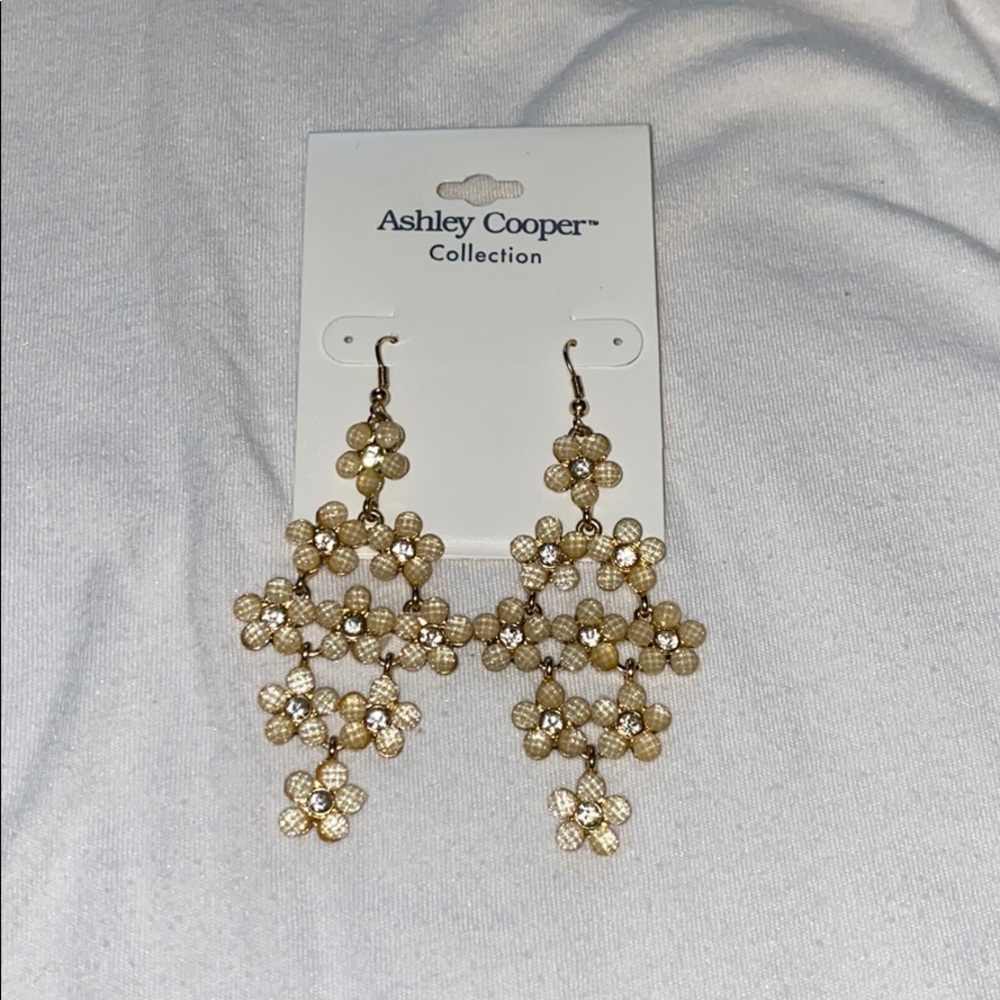 Flower off white earrings